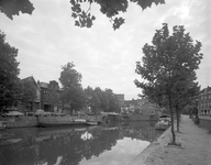 85757 Gezicht op de Stadsbuitengracht te Utrecht, ter hoogte van de Nieuwekade, uit het noordwesten; op de achtergrond ...